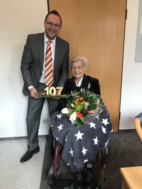 Maria Disseler, 107 Jahre, und Bürgermeister Thomas Görtz