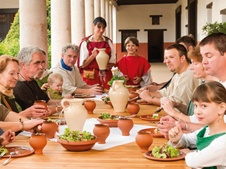 Römisches Essen mit römisch gewandeten Personen