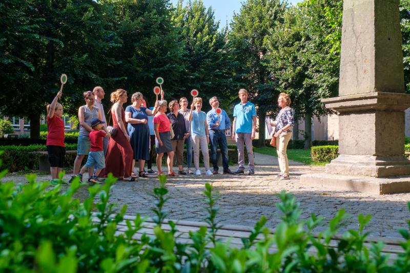Besuchergruppe die an der Führung Wahr oder Gelogen teilnimmt