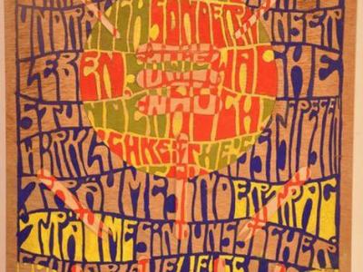 Buntes, textbasiertes Kunstwerk mit psychedelischer Wirkung: In einem rechteckigen Holzrahmen ist ein komplexes Schriftbild zu sehen, das in kräftigen Farben wie Rot, Gelb, Orange, Blau und Grün gehalten ist. Die Buchstaben sind verzerrt und organisch geformt und füllen die gesamte Bildfläche aus. Im Zentrum steht ein kreisförmiges Motiv mit der Sonne als Symbol, das von konzentrischen Farbringen umgeben ist. Der Text wirkt wie ein poetisches Manifest, das sich von oben nach unten durch das Bild zieht. Wort