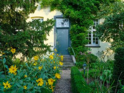 Auf dem Foto sieht man den Garten auf Haus Thomas im Hintereingang. 