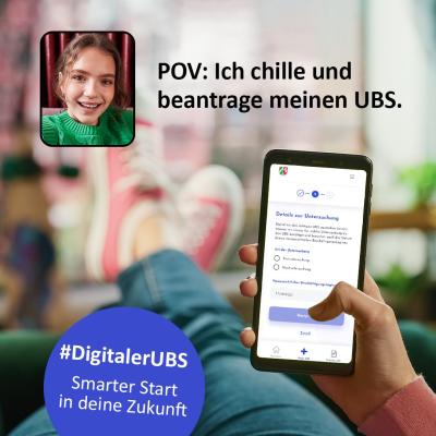 Eine Jugendliche liegt auf dem Sofa und beantragt mit ihrem Smartphone einen Untersuchungsberechtigungsschein