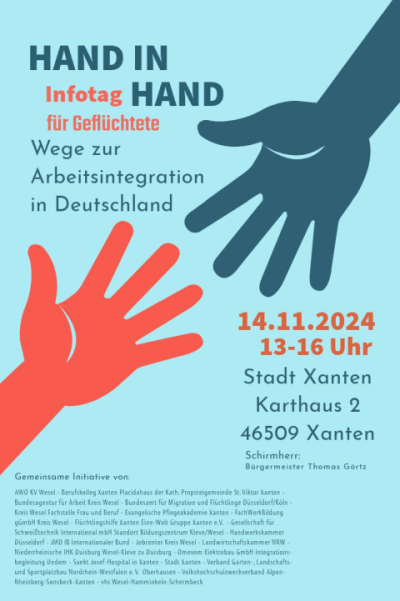Hellblaues Plakat, auf dem eine rote und eine blaue Hand sich entgegen strecken. Auf dem Plakat steht " Hand in Hand, Infotag für Geflüchtete, Wege zur Arbeitsintegration in Deutschland. 14.11.2024 13 bis 16 Uhr. Stadt Xanten, Karthaus 2, 46509 Xanten. Schirmherr Bürgermeister Thomas Görtz