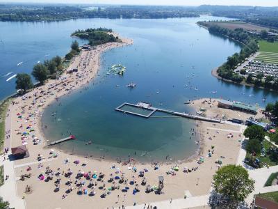 Luftaufnahme des Freizeitzentrums Xanten. Es ist ein Strand und Wasser zu sehen.
