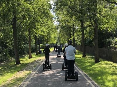 Eine Gruppe ist mit Segways unterwegs durch einen Park