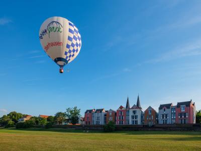 Ein Heißluftballon schwebt über den Kurpark Xanten am Ostwall.