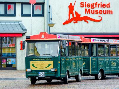 Nibelungen Express vorm Gebäude der Tourist Information Xanten