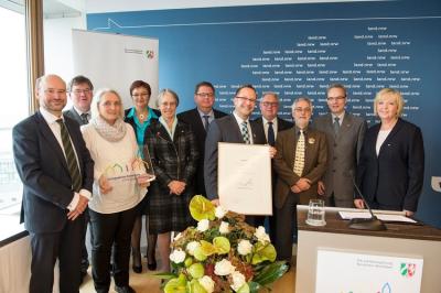 Bürgermeister Thomas Görtz bei der Überreichung der Auszeichnung Europaaktive Kommune