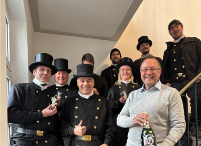 Acht Schornsteinfeger zu Besuch beim Bürgermeister Thomas Görtz