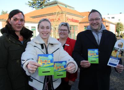 Vier Personen zeigen die ThermoCards, mit denen Hauseigentümer ihren Energieverlust messen können. Von Links nach Rechts sind zu sehen Lisa Heider, Annika Lipke, Maria-Anna Rütter und Bürgermeister Thomas Görtz
