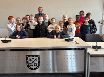 Eine Grundschulklasse im Ratsaal der Stadt Xanten