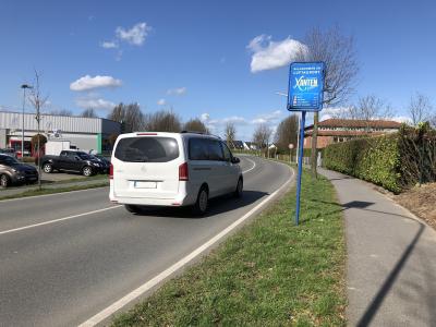 Ein Kleinbus fährt eine Straße entlang