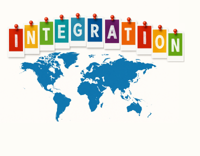 Bunte Notizzettel mit den einzelnen Buchstaben des Wortes „Integration“ sind nebeneinander an Pinnnadeln aufgehängt. Darunter ist eine Weltkarte in Blautönen dargestellt, die die Kontinente betont. Der Hintergrund ist hell und schlicht gehalten.