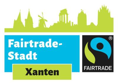 Auf dem Fairtrade Logo der Stadt Xanten ist im oberen Bildbereich in grüner Farbe die Xantener Skyline mit dem Dom, der Mühle, dem Kolosseum und anderen städtischen Gebäuden zu sehen. Darunter befindet sich in weißer Schrift und blau hinterlegt der Schriftzug "Fairtrade Stadt" und darunter angefügt der schwarze Schriftzug Xanten grün hinterlegt. Rechts daneben ist das Logo von Fairtrade- eine winkende Figur.